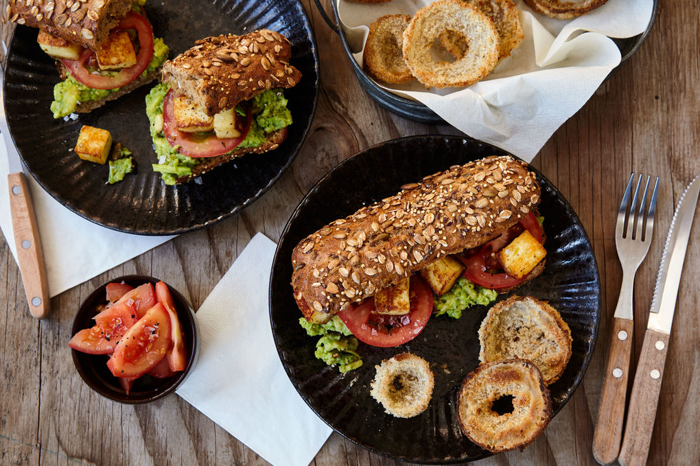 Saftiger Paneer-Burger mit knusprigen Zwiebelringen