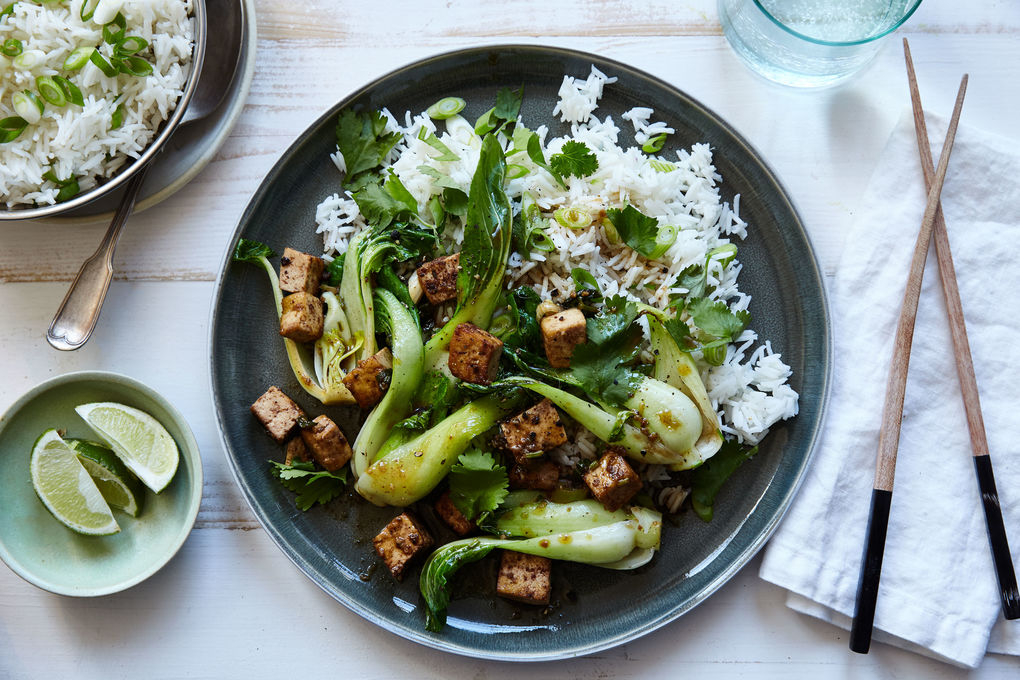Asiatische Tofu-Pfanne mit Pak Choi und Korianderreis