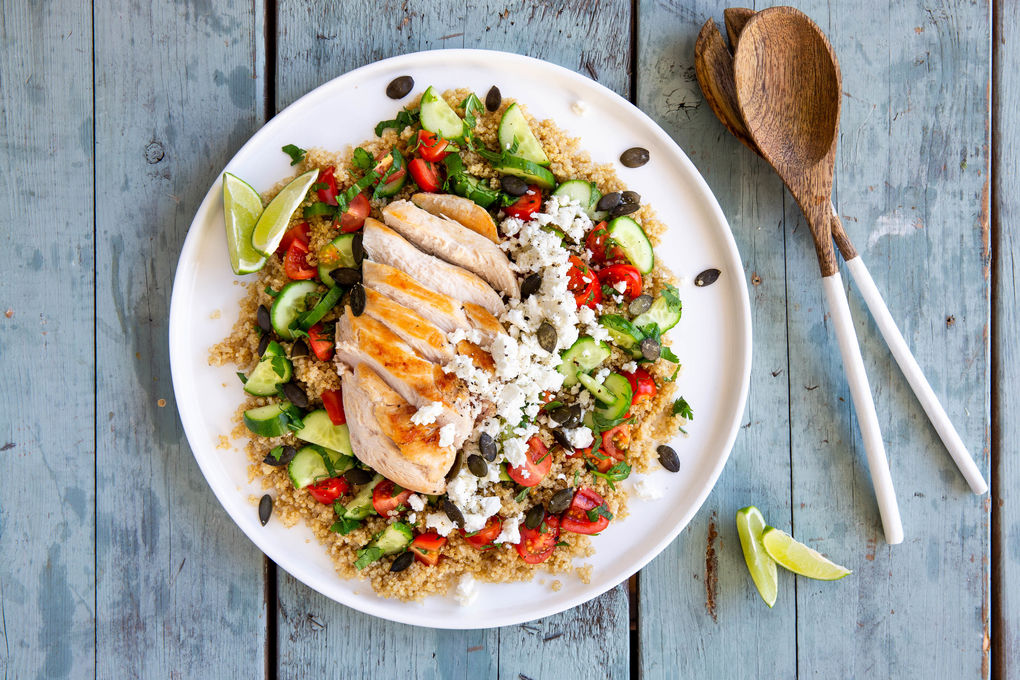 Quinoa-Hähnchen-Salat mit Hirtenkäse und Kürbiskernen
