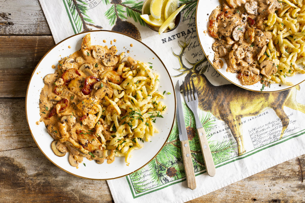 Hähnchengeschnetzeltes Jägerart mit Pilzen und Spätzle