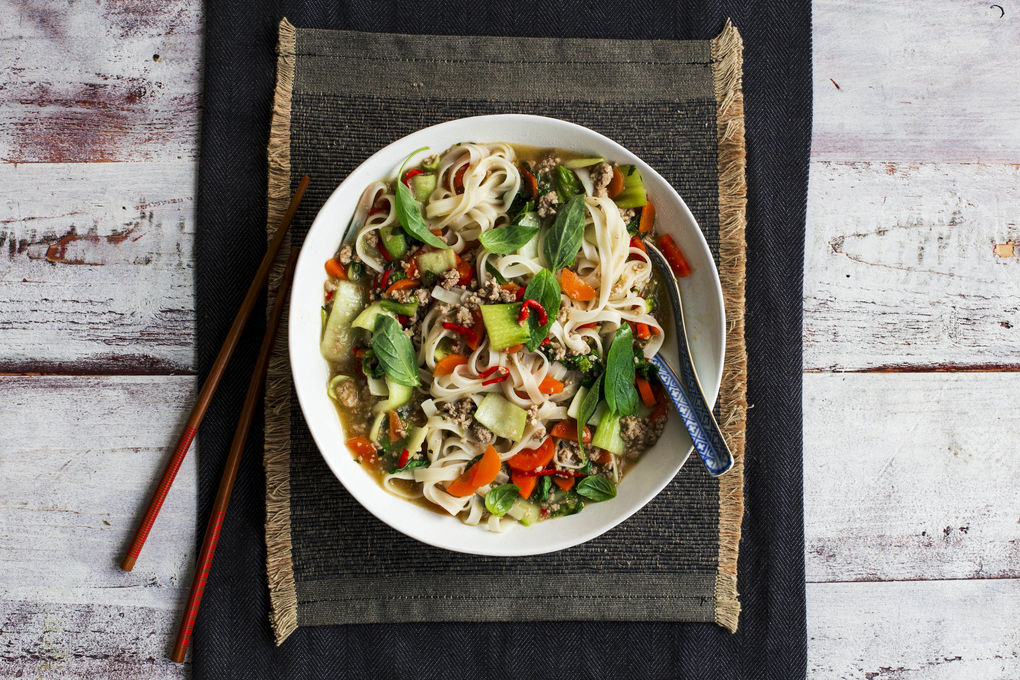 Asia-Hackfleischeintopf mit Reisbandnudeln und Pak Choi