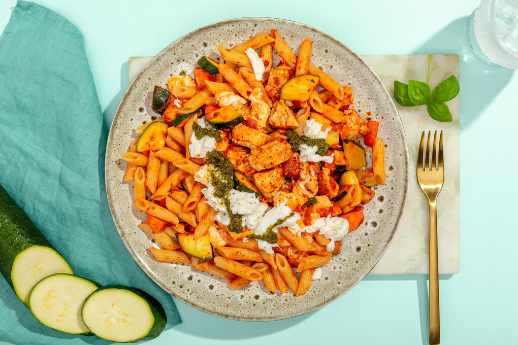 Mozzarella-Hähnchen-Penne in Tomatensauce mit Karotten und Zucchini