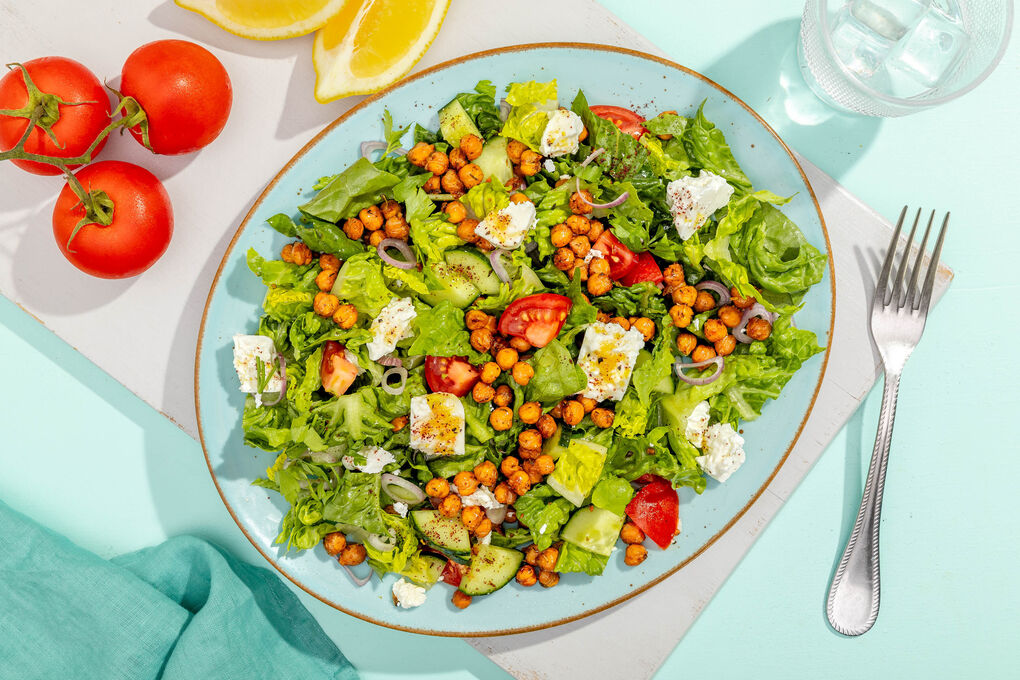 Mediterraner Kichererbsensalat mit Feta mit Gurken, Tomaten und Petersilie
