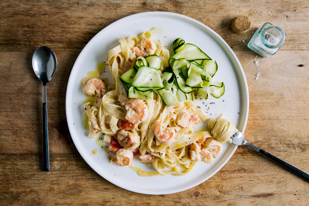 Köstliche Garnelen-Tagliatelle mit cremiger Tomatensauce und Zucchini