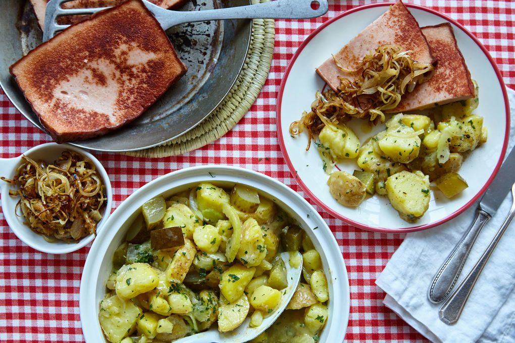 Herzhafter Kartoffelsalat mit Leberkäse und Röstzwiebeln