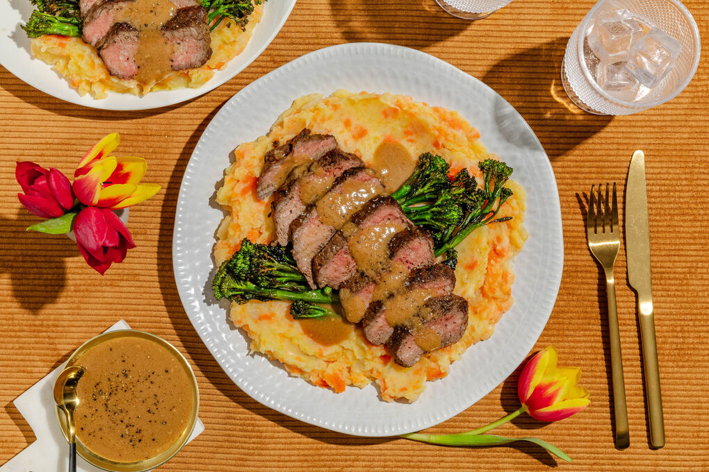 Bio-Rinderhüftsteak mit Brokkolini mit Satay-Erdnusssauce auf Hutspot