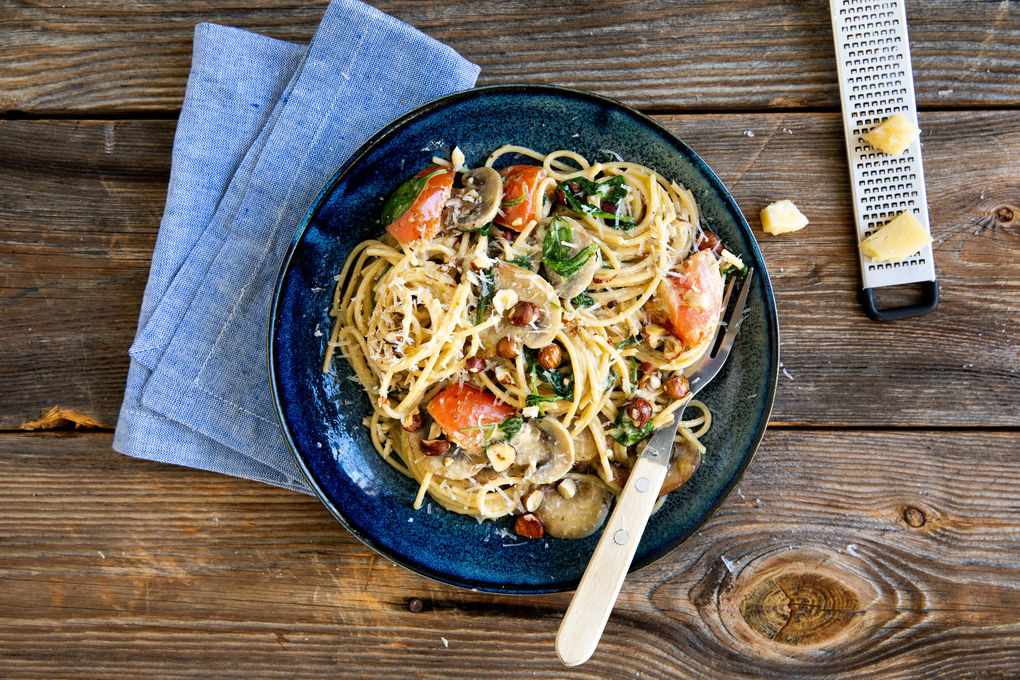 Cremige Pesto-Spaghetti mit Champignons und Babyspinat