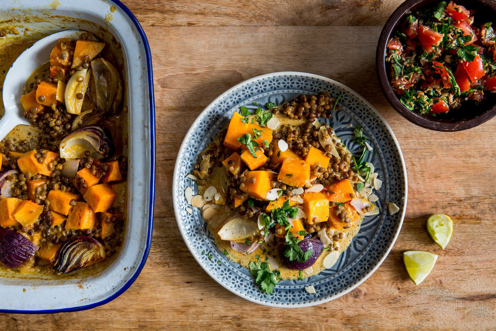 Gebackener Korma-Kürbis vegan mit braunen Linsen und Tomaten-Sambal