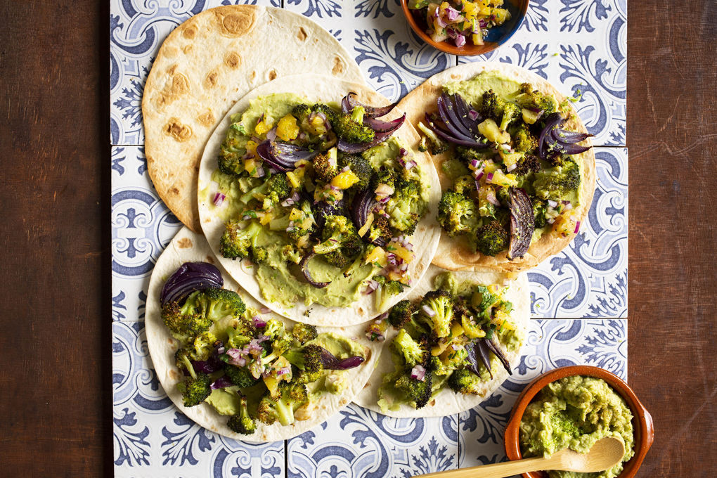 Bunte Gemüse-Fajitas mit Avocado und Ananas-Salsa