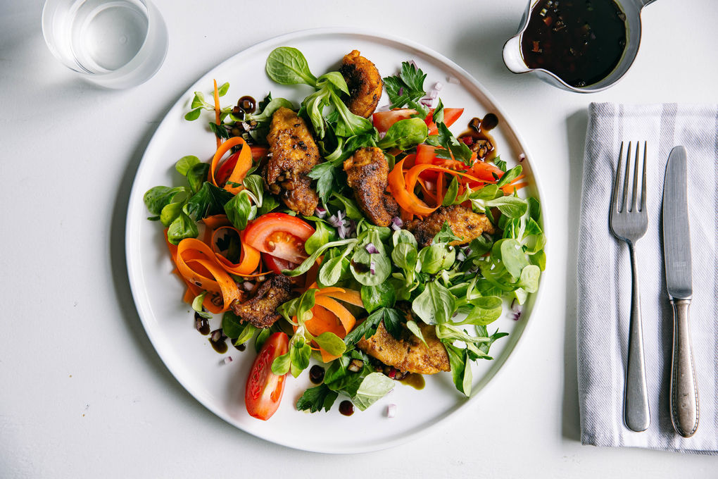 Bio-Hähnchen-Fitness-Salat mit Karotten und Kräutervinaigrette