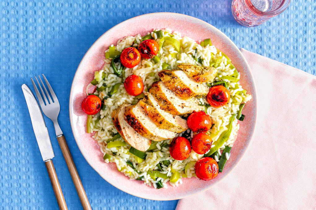 Basilikumhähnchen auf cremigem Risotto mit Lauch und gebratenen Kirschtomaten