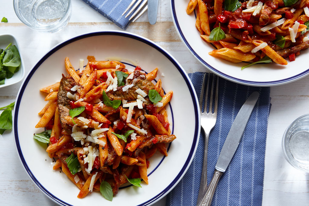 Penne all'Amatriciana mit saftigen Rindfleischstreifen