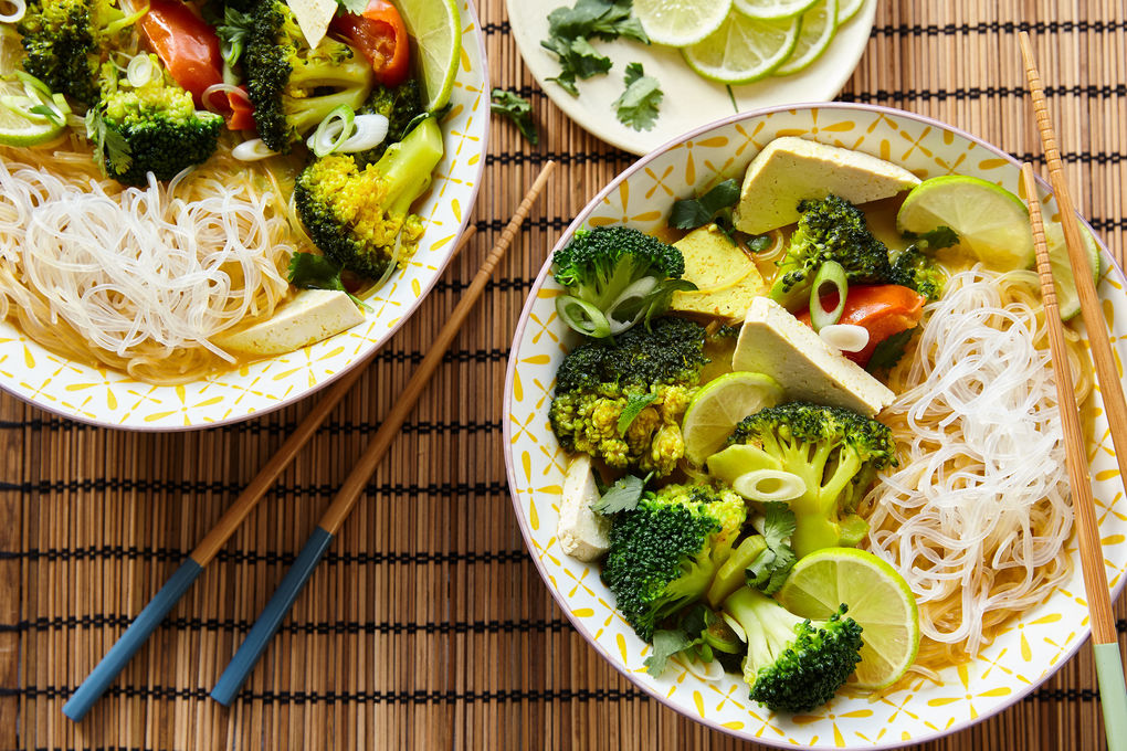 Malaysische Laksa-Tofu-Suppe mit Brokkoli und Limette