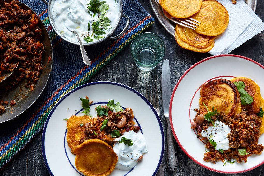 Cremiges Chilli Con Carne mit Mais-Pancakes und Joghurtdip