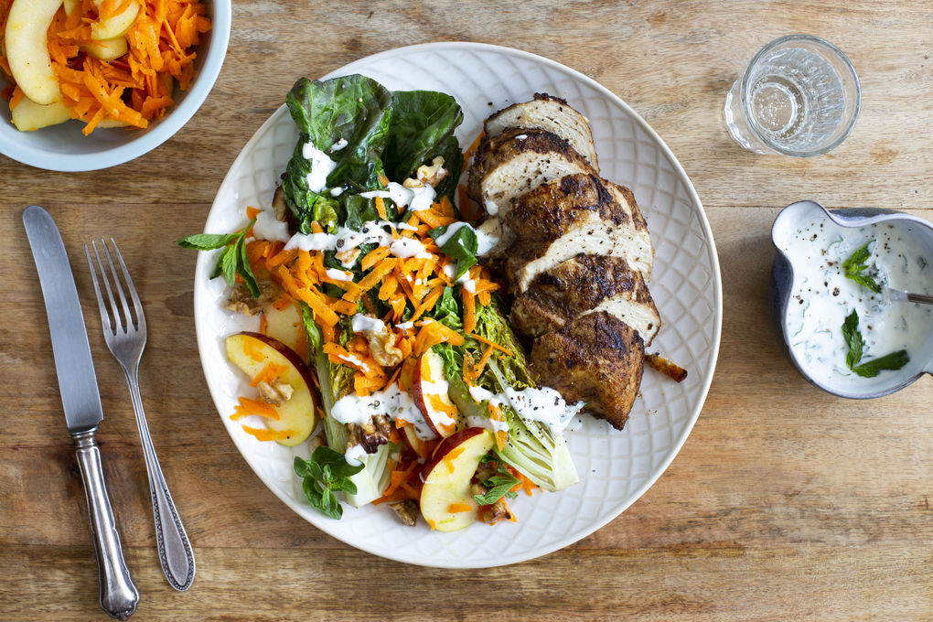 Gebratenes Hähnchenbrustfilet auf Apfel-Karotten-Salat mit Nüssen