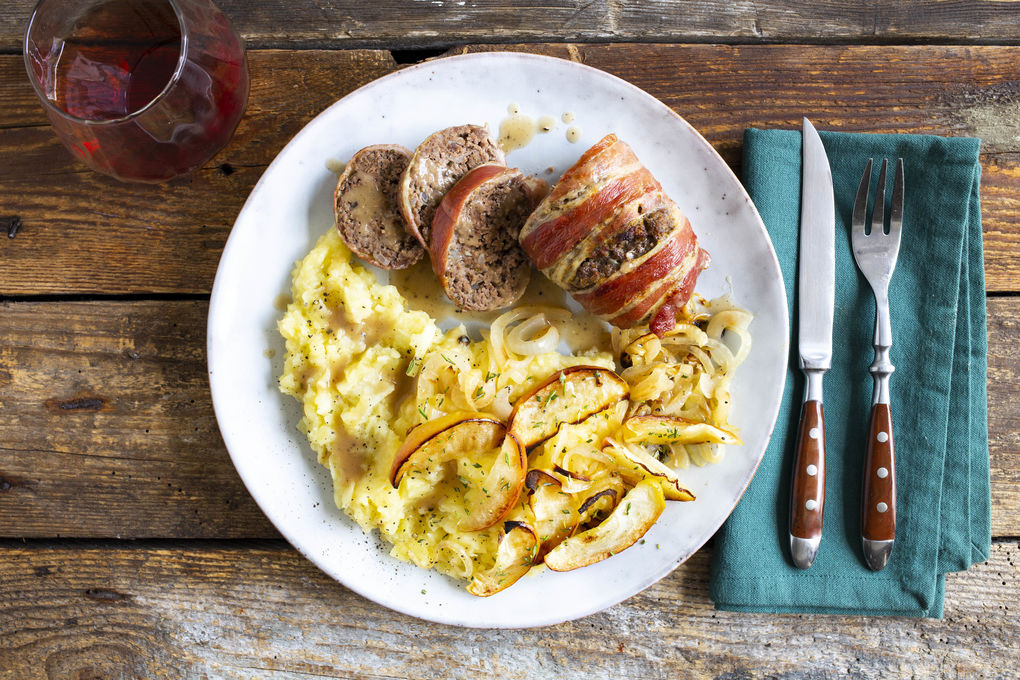 Hackbraten mit Bacon und Rosmarin an Pastinaken-Kartoffel-Stampf