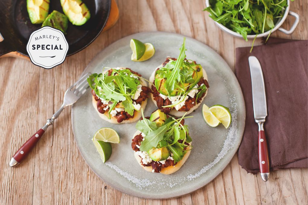 Südamerikanische Arepas mit Avocado, Bohnen und Feta