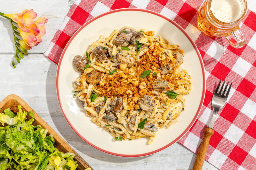 Spätzle mit Pilzen und Nussbröseln dazu Romanasalat