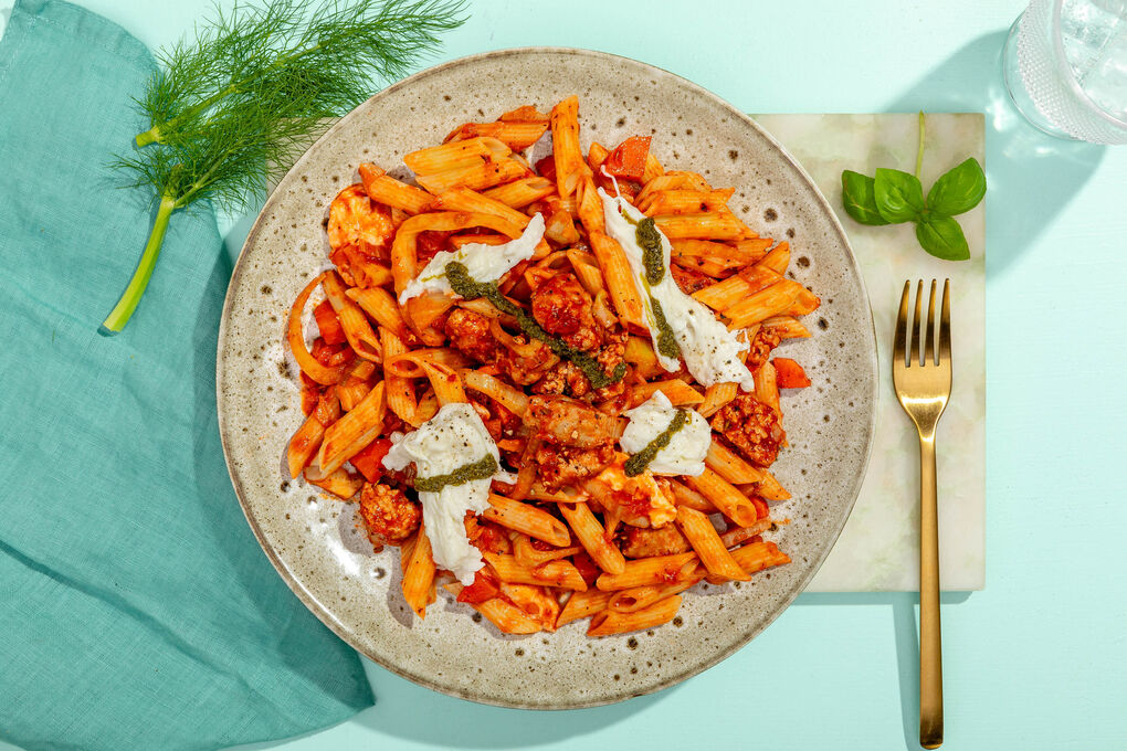 Mozzarella-Schweinswurst-Penne in Tomatensauce mit Karotten und Fenchel