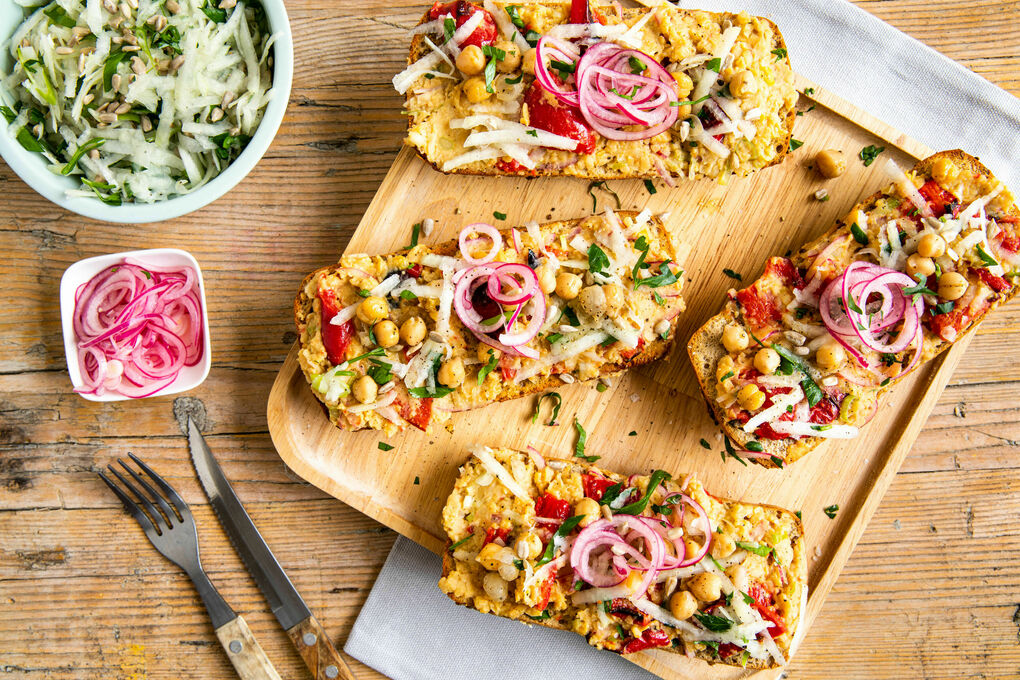 Baguette mit Kichererbsen und Zwiebeln dazu Rübensalat mit Sonnenblumenkernen