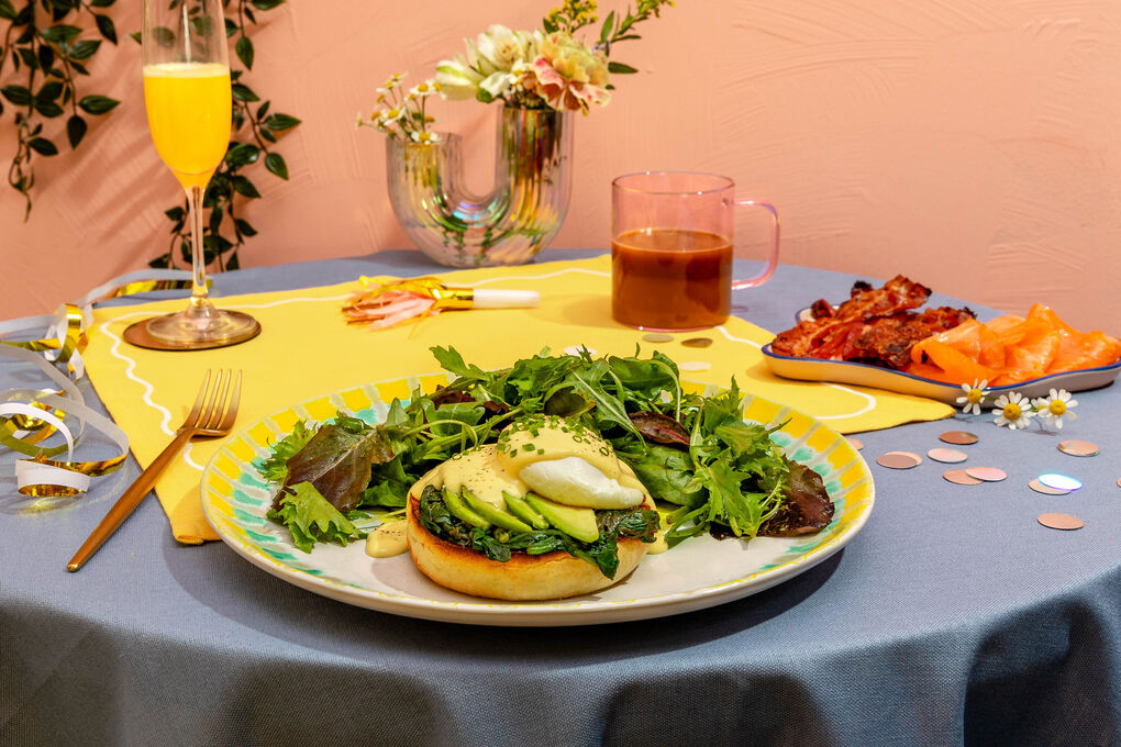 Eggs Benedict mit Räucherlachs mit Avocado und Wildkräutersalat