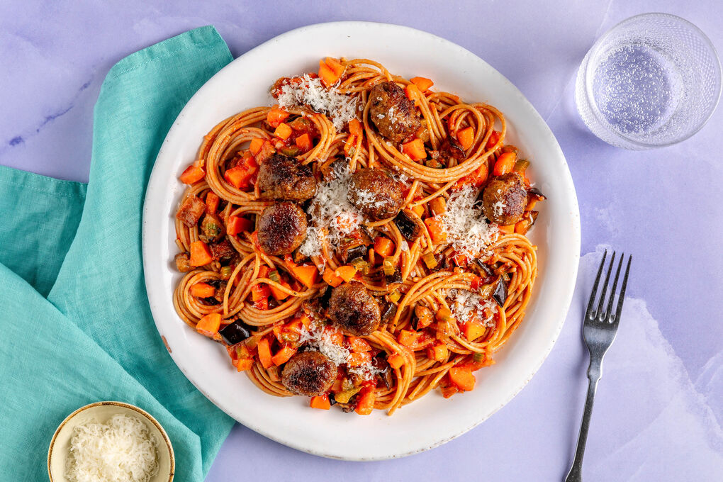 Vollkornpasta mit Geflügelhackbällchen und würziger Tomaten-Auberginen-Sauce