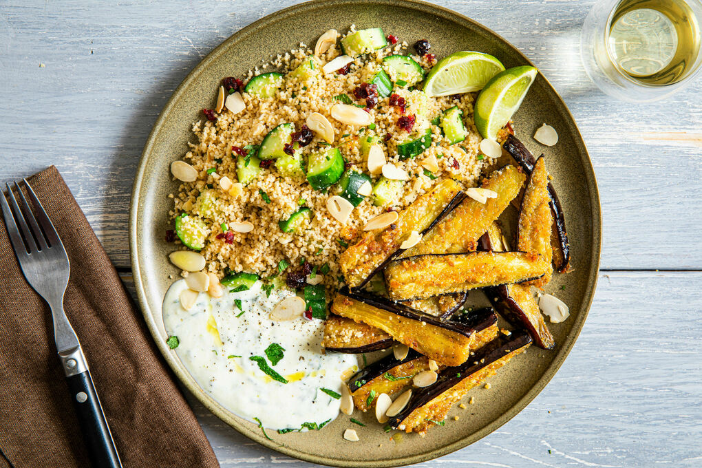 Knusprig gebackene Aubergine mit Cranberry-Gurken-Couscous und Joghurt