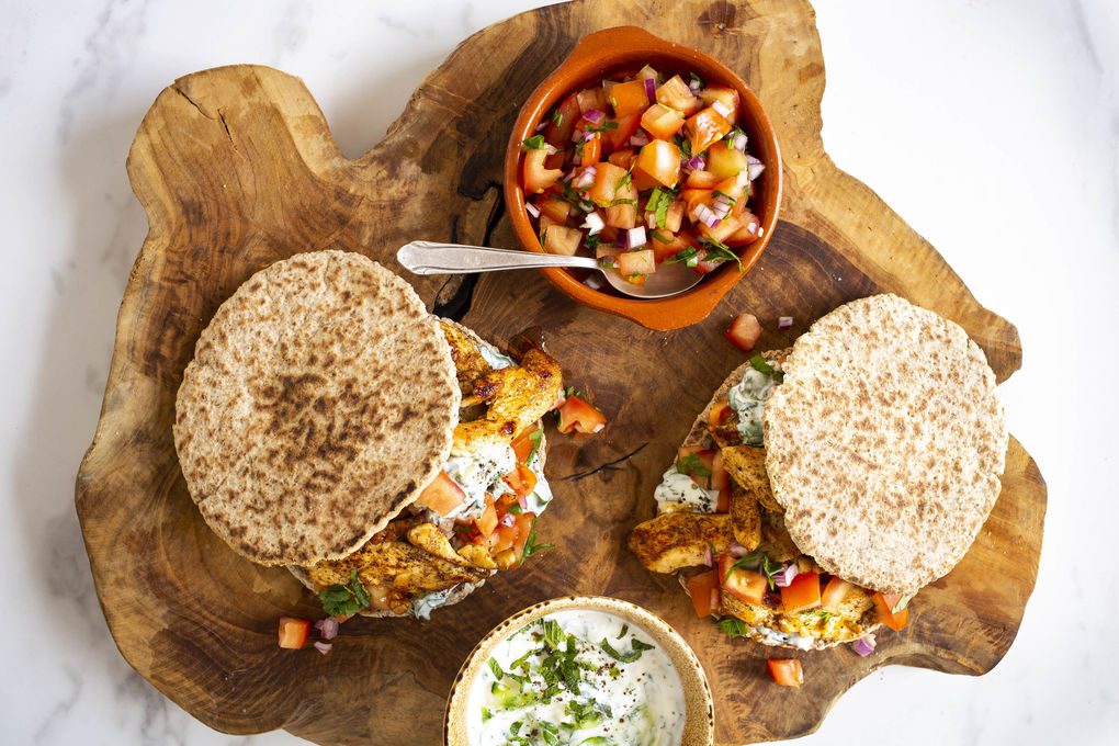 Hähnchen-Schawarma im Vollkornpitabrot mit Gurkenjoghurt und Tomatensalat