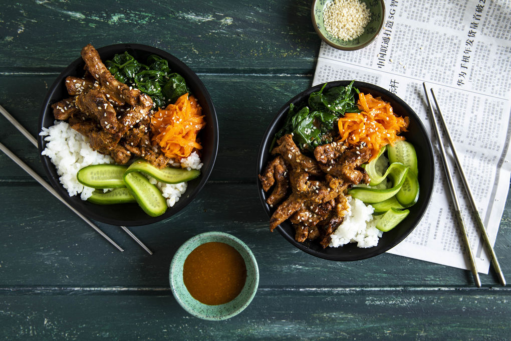 Schweinefleisch-Bibimbap mit Gemüse und Ingwer-Miso-Dressing