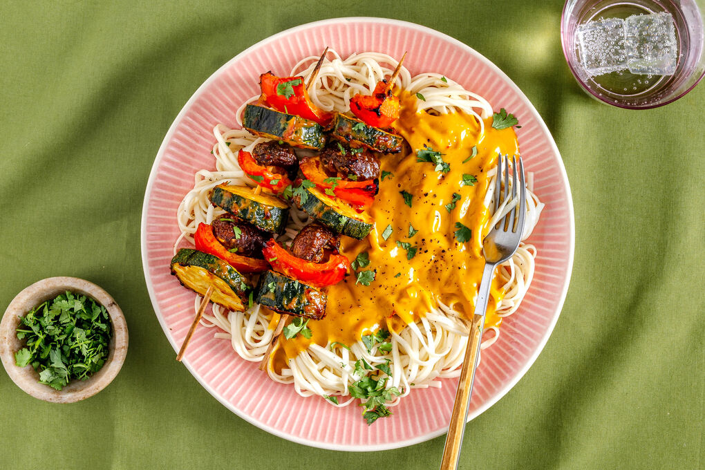 Indonesische Gemüsespieße mit Sataysauce und Vollkorn-Mie-Nudeln
