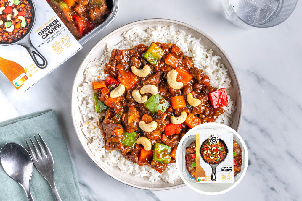 Thai-Curry mit Hähnchen serviert mit Express-Reis und Cashews