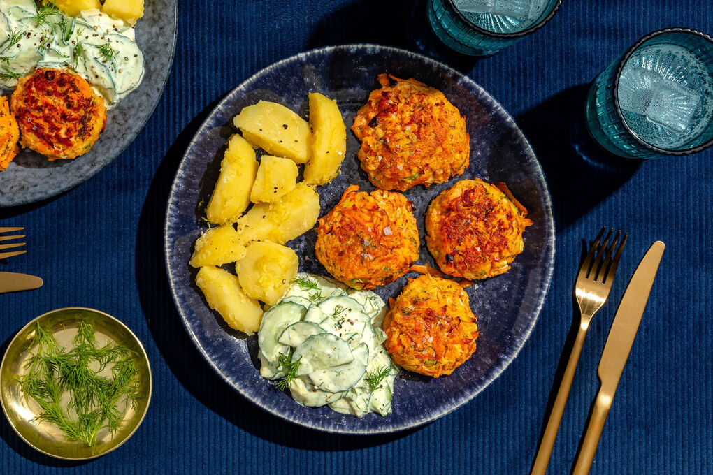 Feine Räucherlachsfrikadellen mit Kartoffeln und Gurken-Dill-Salat