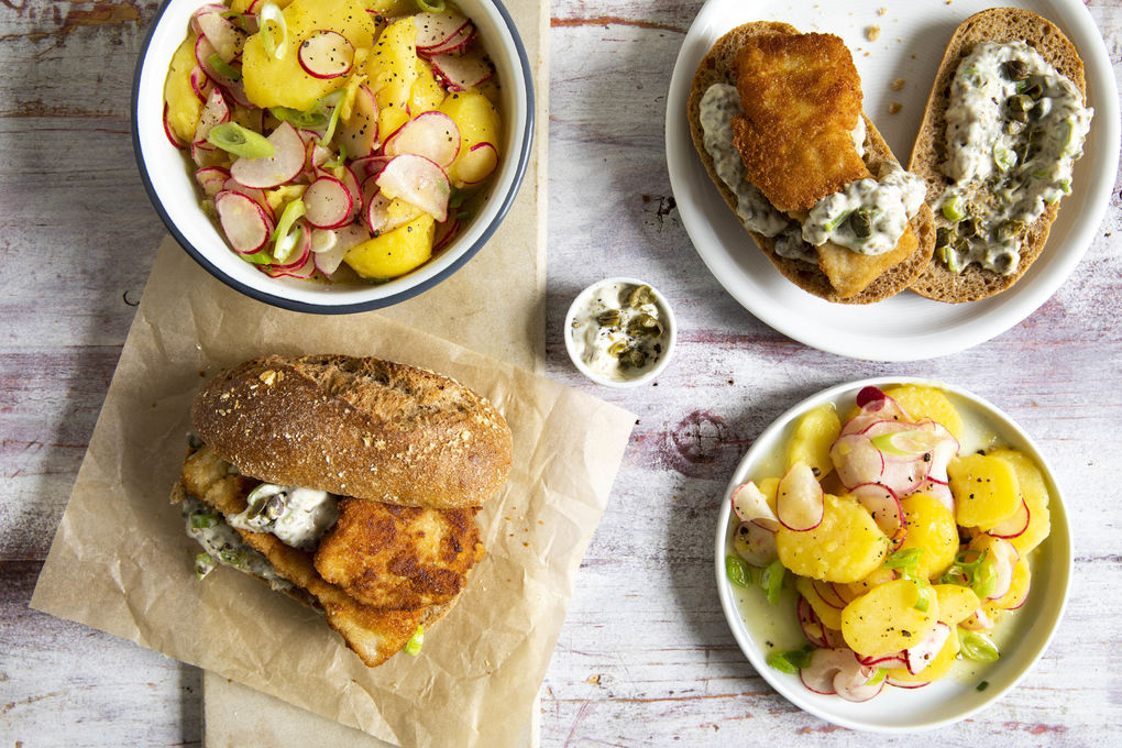Backfischbrötchen mit Remoulade dazu Kartoffel-Radieschen-Salat