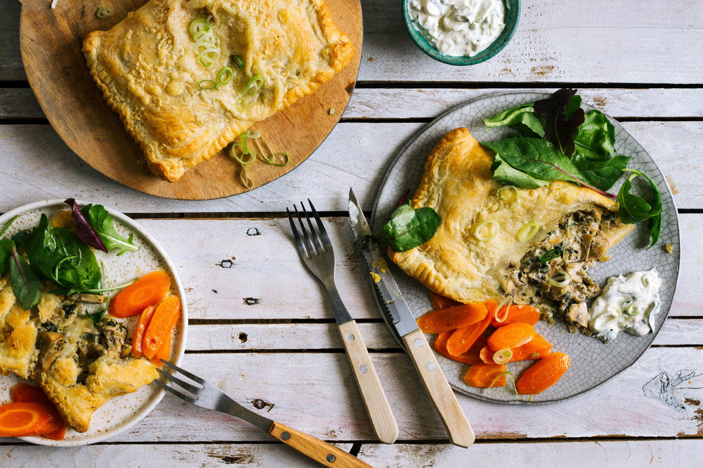 Feine Pilztaschen mit Käse dazu Karotten und Petersiliendip