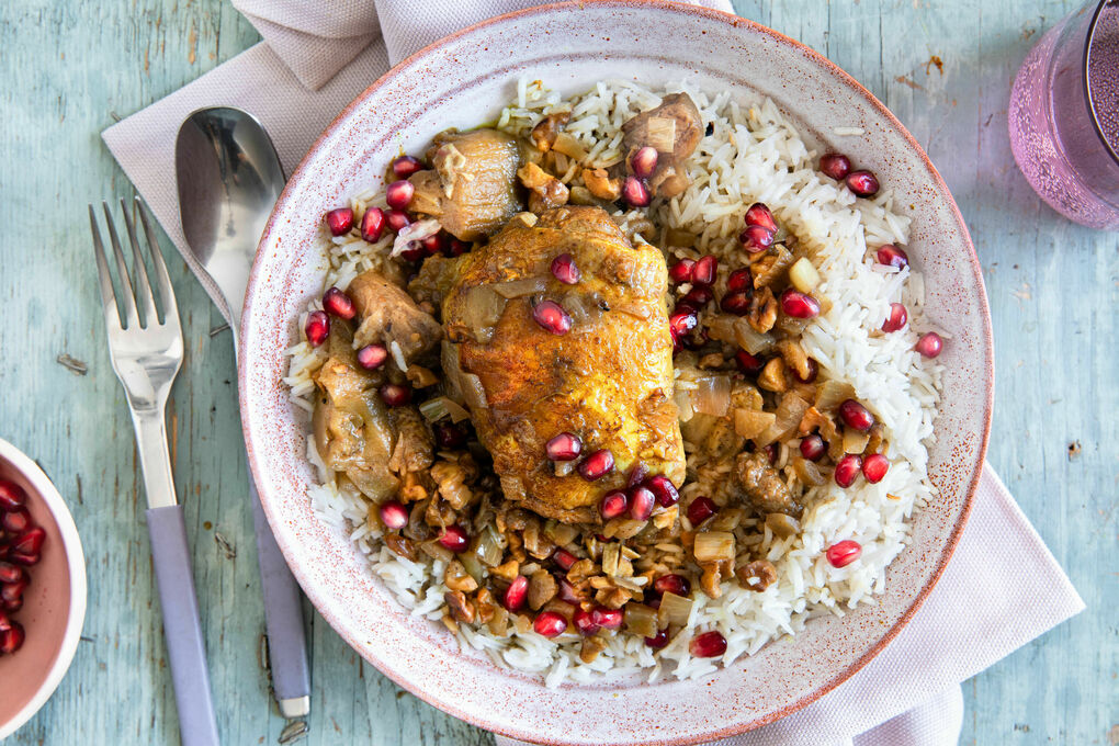 Schmorhuhn persische Art mit Aubergine und Nüssen auf Basmatireis