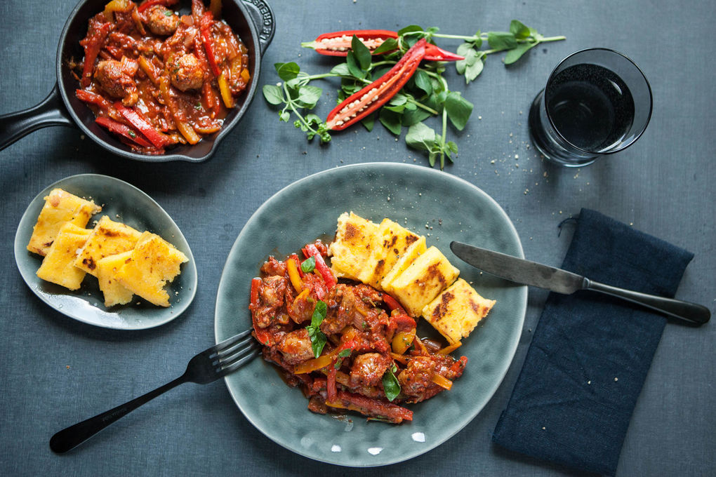Würziger Salsiccia-Paprika- Eintopf mit knusprigen Polentaecken
