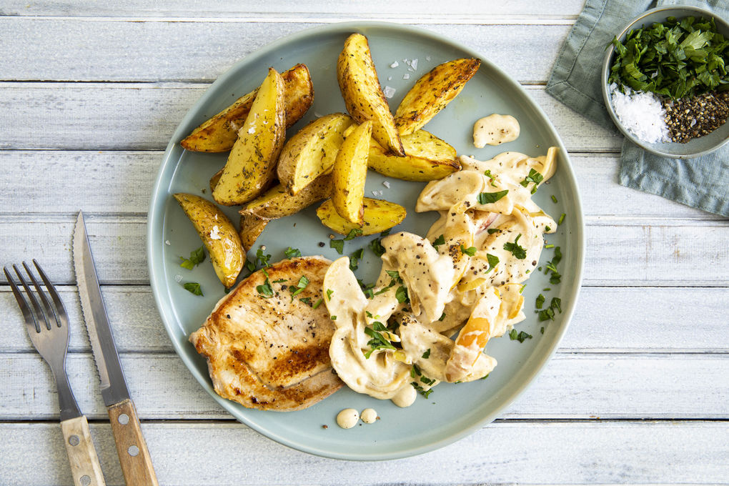 Saftige Schweinerückensteaks mit Apfel-Rahmsauce und Kartoffeln