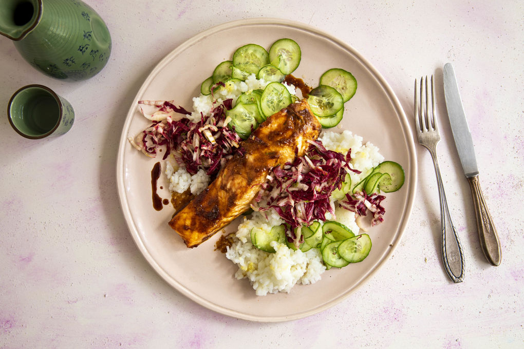 Schneller Teriyaki-Lachs mit Sushireis und Radicchio-Limetten-Salat