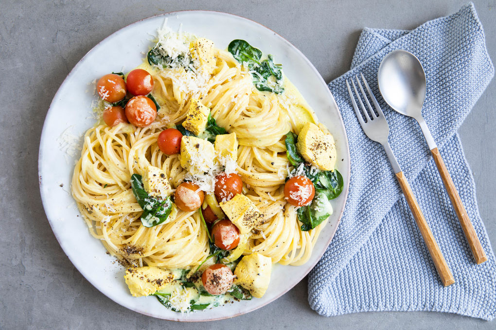 Spaghetti mit zarter Hähnchenbrust in cremiger Safran-Spinat-Sauce
