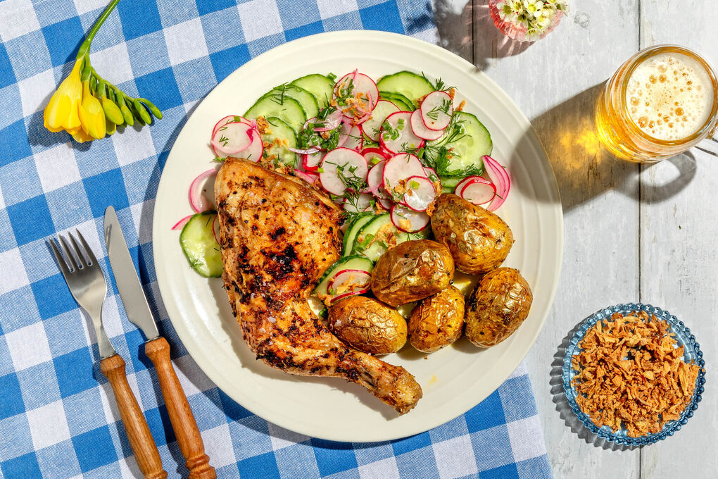 Hähnchenkeule mit Ofenkartoffeln dazu Gurken-Radieschen-Salat mit Röstzwiebeln
