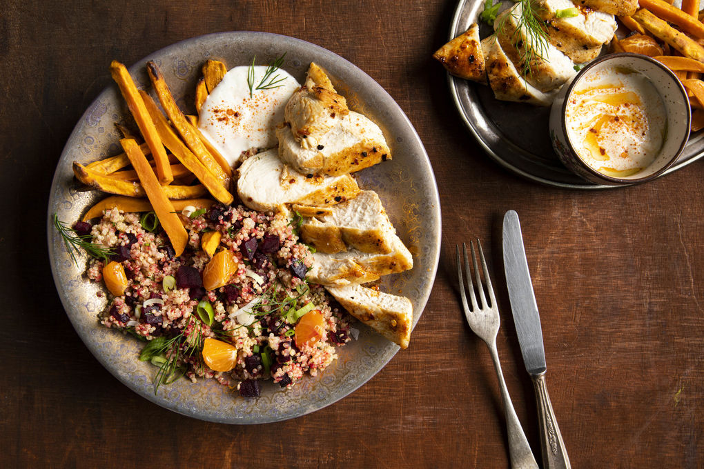 Gebratene Hähnchenbrust mit Harissadip auf Rote-Bete-Mandarinen-Quinoa