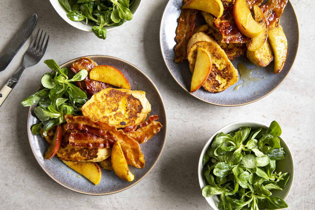 Arme Ritter mit Speck dazu gebratene Äpfel und Feldsalat