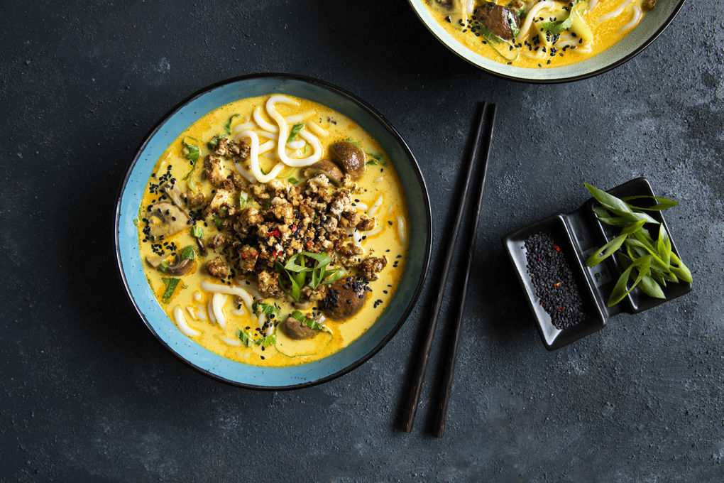 Kokos-Udon-Nudeln mit knusprigem Tofu mit Champignons und Pak Choi