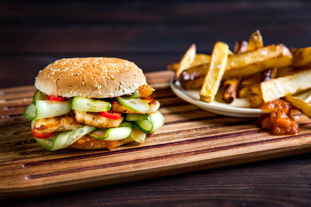 Halloumi-Burger mit Pommes und pikantem Paprika-Chili-Ketchup