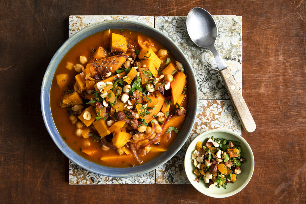 Bunte Gemüse-Tajine mit Rosinen und feinem Haselnuss-Aprikosen-Topping