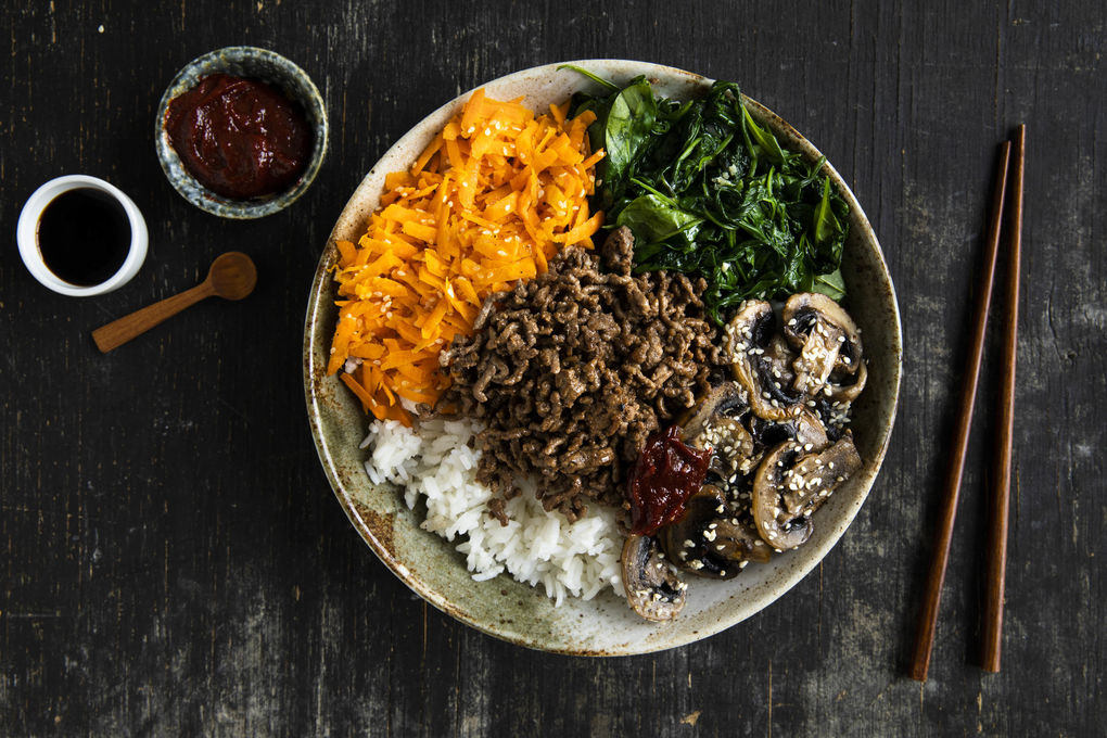 Koreanisches Bibimbap mit Rinderhack und Spinat