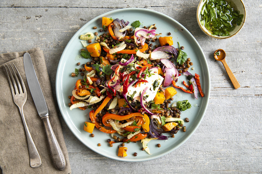 Oregano-Knoblauch-Feta an warmem Linsensalat mit buntem Ofengemüse
