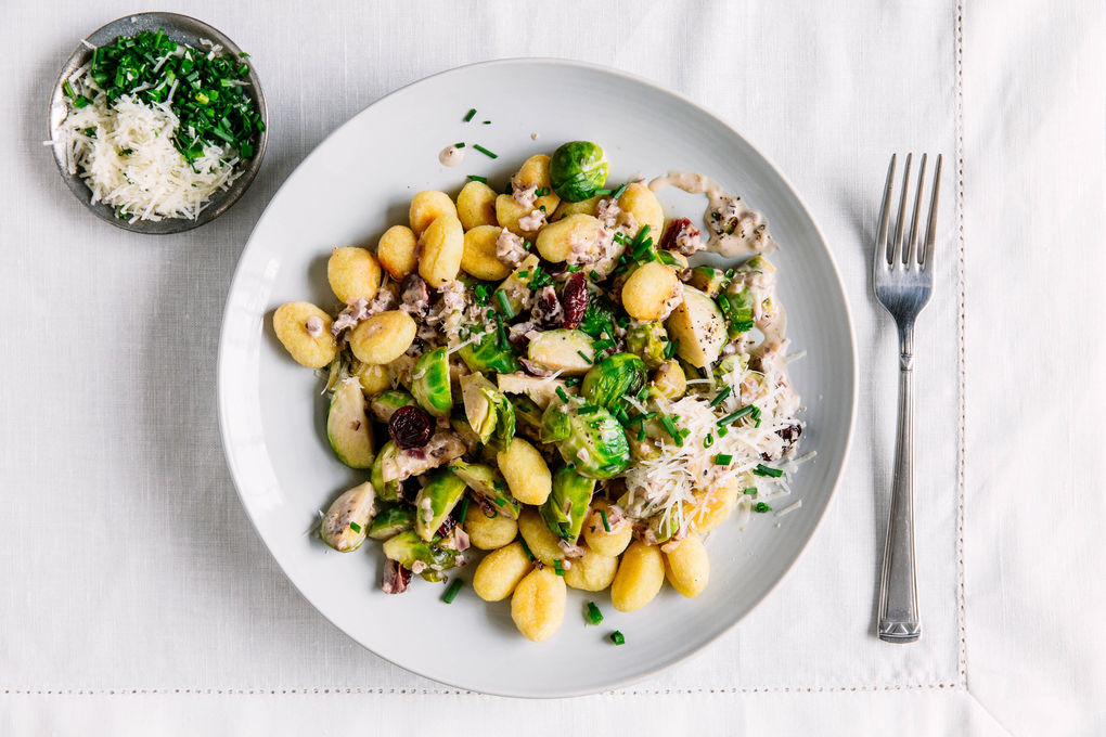 Goldene Ofen-Gnocchi mit Rosenkohl und feiner Cranberry-Rahmsauce