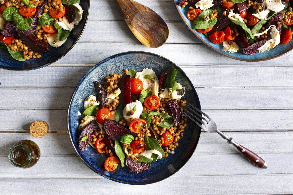 Mediterraner Linsensalat Low Carb mit Roter Bete und Mozzarella