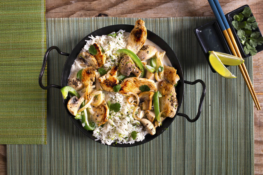 Bio-Hähnchencurry mit Kokos und Gemüse dazu lockerer Vollkornreis